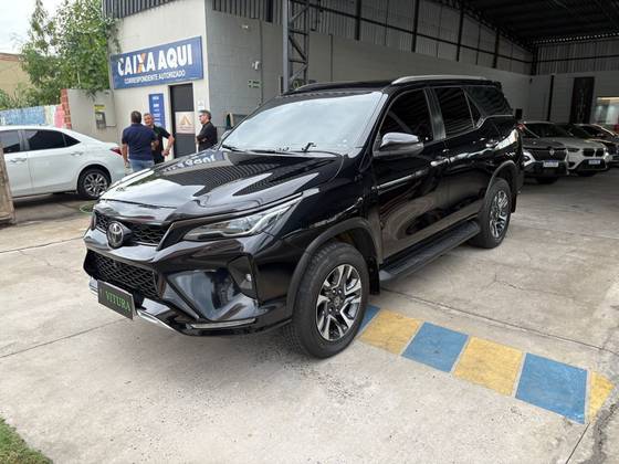 TOYOTA HILUX SW4 2.8 D-4D TURBO DIESEL SRX PLATINUM 7L 4X4 AUTOMÁTICO TOYOTA HILUX SW4 2.8 D-4D TURBO DIESEL SRX PLATINUM 7L 4X4 AUTOMÁTICO